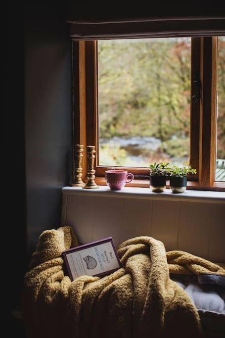River Cottage, A Luxurious And Cosy Riverside Cottage For Two Welshpool Eksteriør bilde