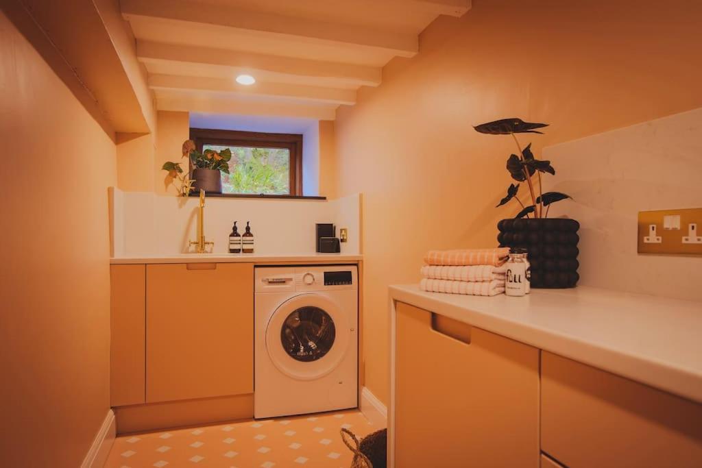 River Cottage, A Luxurious And Cosy Riverside Cottage For Two Welshpool Eksteriør bilde
